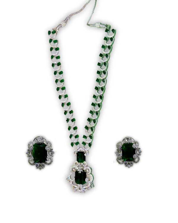Verdi emerald AD necklace close-up