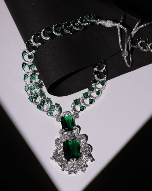 Verdi emerald AD necklace close-up
