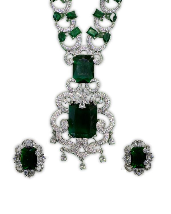 Verdi emerald AD necklace close-up